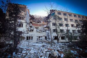 Зруйнована будівля в Херсоні