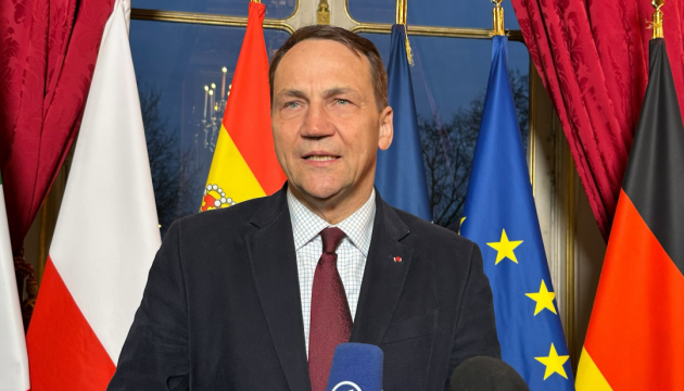 Сікорський назвав жахливі обстріли України глузливою відповіддю Москви на мирні пропозиції США
