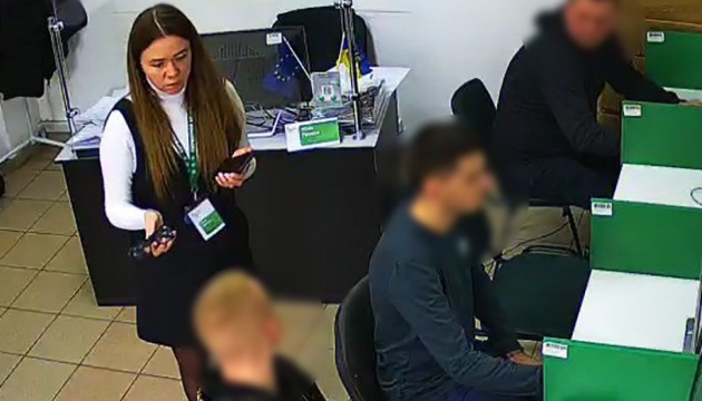 На Львівщині в сервісному центрі МВС чоловік намагався скласти іспит за допомогою «розумних» окулярів
