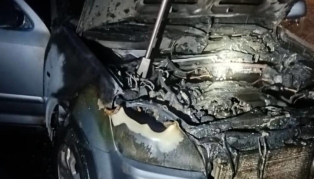 У Харкові оголосили підозру школярці, яка підпалила автівки військових