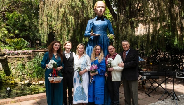 У Барселоні презентували велетенську фігуру Лесі Українки