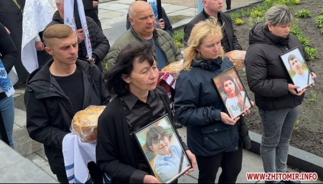 На Житомирщині прощаються з трьома дітьми, які загинули через російський обстріл
