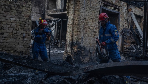 У Києві розібрали будівельні конструкції на місці російського удару