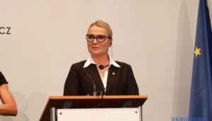 Глава Міноборони Чехії розкритикувала погрози експрем'єра Бабіша зупинити «снарядну ініціативу» для України