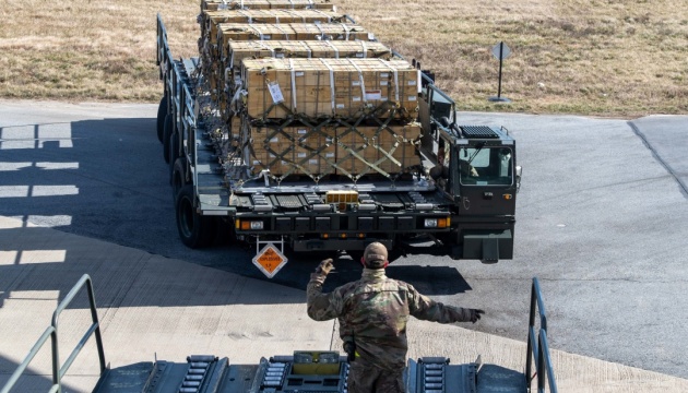 Україна після паузи почала отримувати озброєння зі США - Reuters