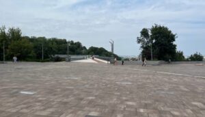 У Києві на Алеї захисників відкрили пам'ятний знак, присвячений бойовим медикам
