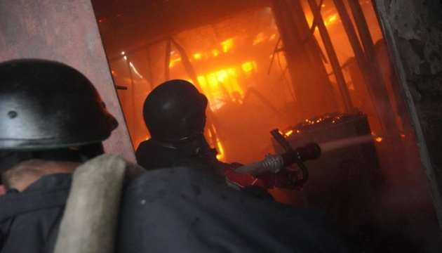 У Вінниці ліквідували пожежу на підприємстві, спричинену російською атакою