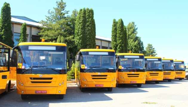 Громади Буковини отримали інклюзивні шкільні автобуси