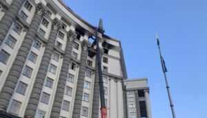 Посол Естонії після візиту до пошкодженої будівлі Кабміну закликала союзників зупинити Росію силою