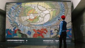 Відтворену мозаїку художників-шістдесятників "Боривітер" привезли до Харкова