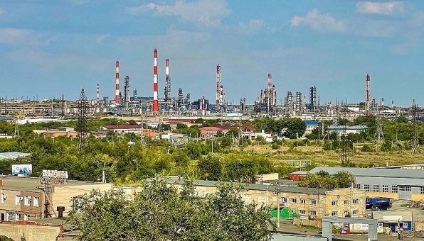 Дрони атакували нафтопереробний завод в Оренбурзькій області Росії