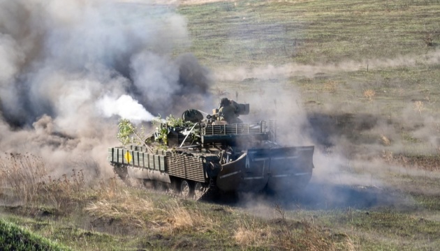На фронті 199 зіткнень, майже на половині напрямків бої тривають