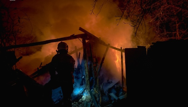 Рятувальники показали кадри пожежі після масованого удару РФ по Тростянецькій громаді на Сумщині