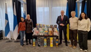 Для українських школярів у Фінляндії передали майже 600 підручників від МОН