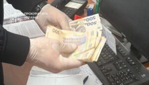 Затримали «на гарячому»: київські митники брали хабарі за безперешкодне оформлення автівок