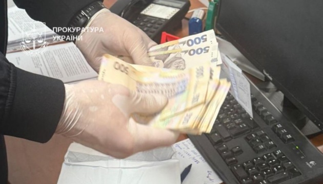 Затримали «на гарячому»: київські митники брали хабарі за безперешкодне оформлення автівок