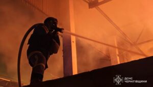 Уночі ворог вдарив безпілотниками по підприємству на Чернігівщині, виникла пожежа