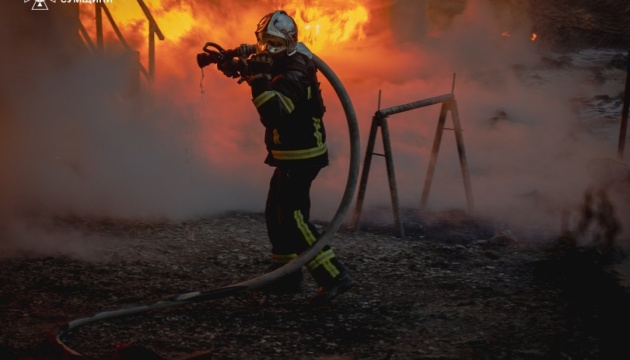 Удар російського дрона по підприємству в Сумах: рятувальники показали наслідки