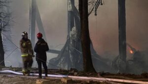 У Львові досі триває гасіння пожежі, спричиненої російською атакою