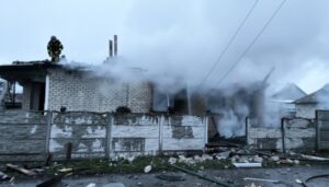 У Чернігові через падіння російського дрона загорівся будинок, двоє постраждалих