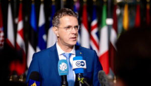 Глава міноборони Румунії йде у відставку через скандал з резюме
