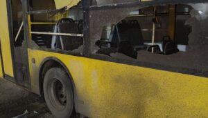 У Херсоні росіяни обстріляли комунальне підприємство - пошкоджені будівлі, транспорт, контактна мережа