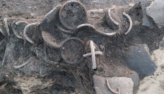 Волинські археологи досліджують знайдений у Володимирі «Скарб купця»