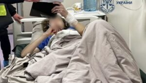 У Києві суд відправив під арешт школяра, який напав із ножем на вчительку й однокласника