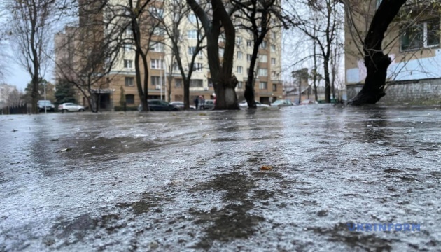 У неділю в Україні очікуються опади та ожеледиця