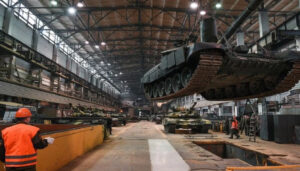 Росія нарощує виробництво зброї, щоб мати змогу накопичувати запаси і воювати в Україні - розвідка Естонії
