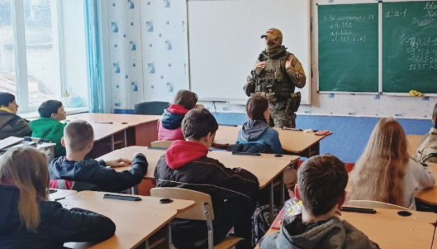 Росіяни запускають нову програму мілітаризації школярів на ТОТ - правозахисники
