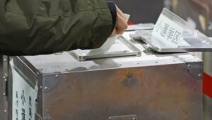На виборах в Японії партія прем’єрки здобуває рекордну кількість місць