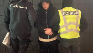 У Києві затримали чоловіка, підозрюваного у підпалі семи автомобілів