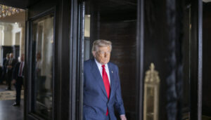 Перед відльотом Трампа у Флориді стався інцидент з іншим літаком, Пентагон підняв у повітря F-16