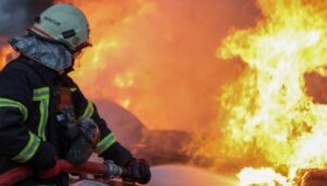 Російський дрон атакував підприємство у Дергачах, виникла пожежа