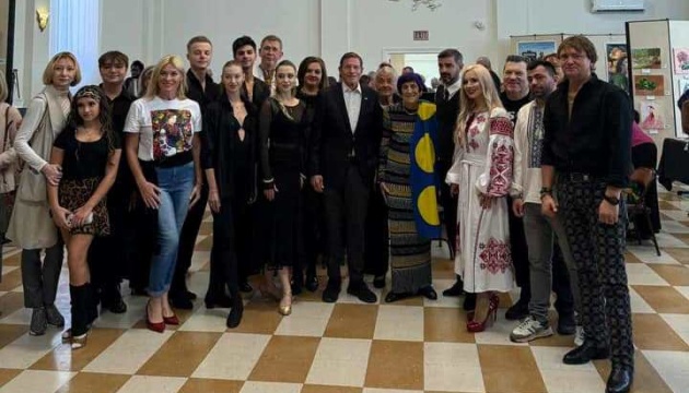 На благодійному ярмарку у США зібрали кошти на евакуаційний автомобіль та зарядні станції для ЗСУ