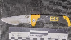 У Дніпрі чоловік під час перевірки документів вдарив ножем військового ТЦК