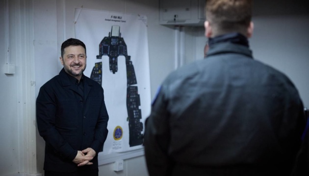 Зеленський у Румунії зустрівся з українськими пілотами, які опановують F-16