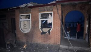 Російський дрон вдарив по магазину у Слатиному, поранені двоє людей