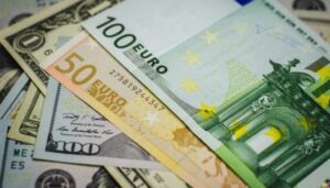 Долар дешевшає, євро йде вгору: Нацбанк оголосив курс валют на 2 квітня