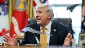 Ормузькою протокою пройшли десятки суден - Трамп