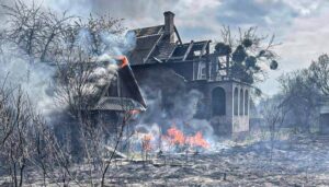 У селі на Львівщині через займання сухостою згоріли чотири будинки, є загиблий